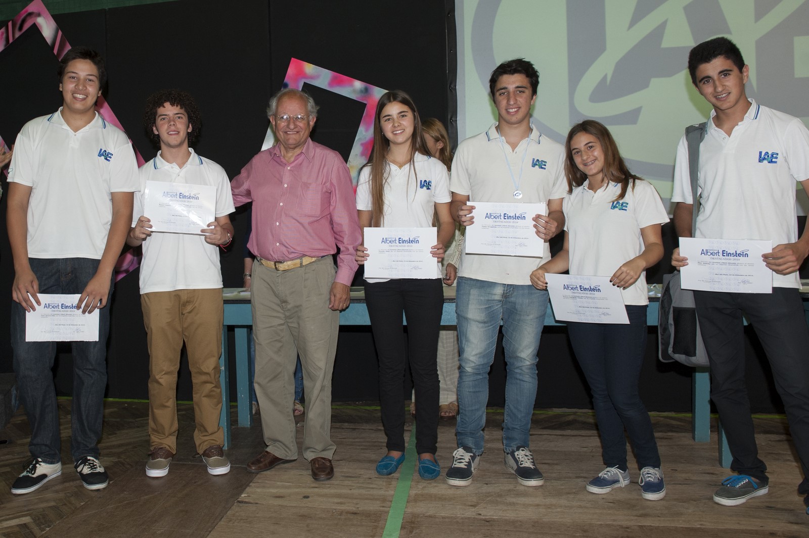 El Dr. Abel Albino entrego premios solidarios a los alumnos del Instituto Albert Einstein.